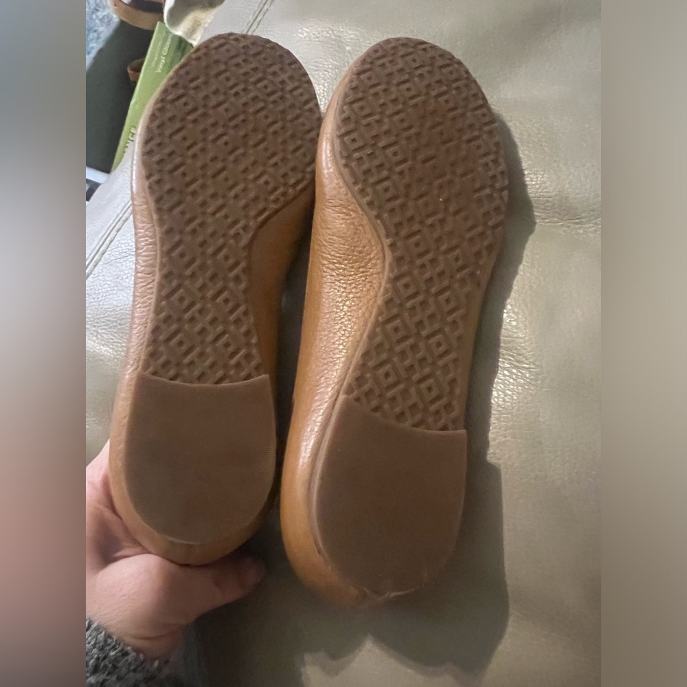 ❤️Tory Burch camel color flats worn 1 time. Size 4. - Picture 3 of 7